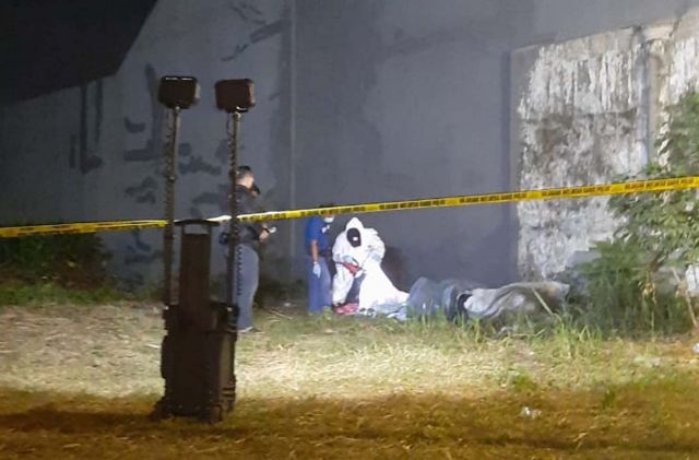 Tim Inafis Polrestabes Surabaya melakukan olah TKP di tempat penemuan mayat dekat Kantor PWNU Jatim, Kamis (22/4/2021) malam.(Foto: Dok. Polisi)
