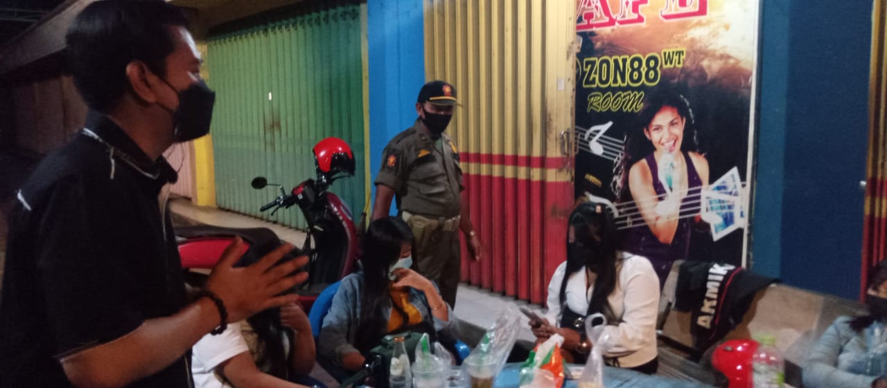 Petugas saat menutup operasional tempat karaoke di Tulungagung yang menjadi lokasi perkelahian dua wanita.