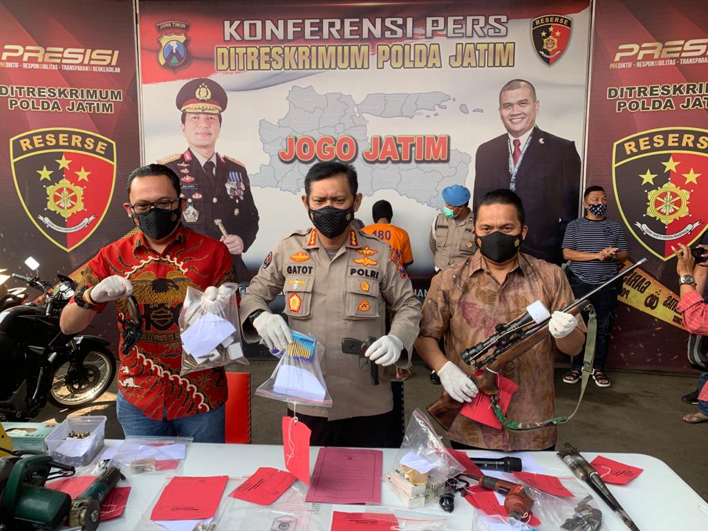 Polisi menunjukkan barang bukti senjata api rakitan yang dibuat guru SMP di Malang