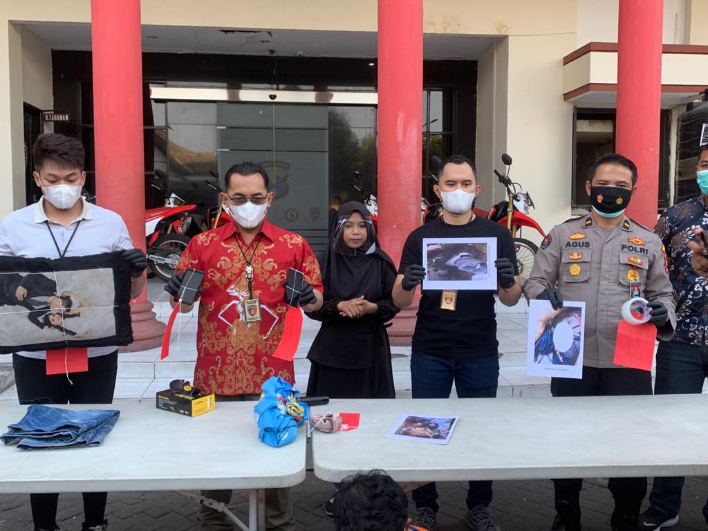 Polisi menunjukkan barang bukti dari pelaku pembunuhan terhadap perempuan terbungkus kasur.