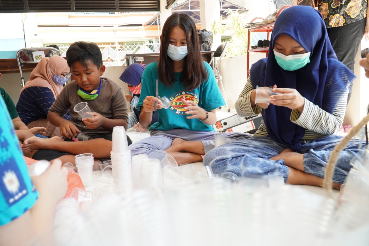 Anak-anak di Kampung Herbal membuat lampu dari rangkaian gelas plastik air mineral 