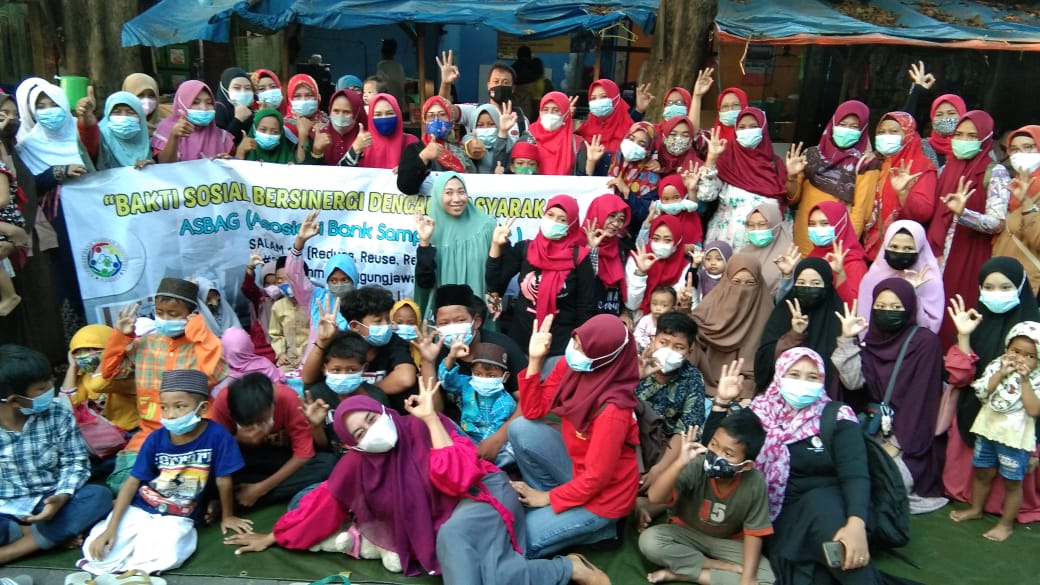 Asosiasi Bank Sampah (Asbak) Gresik Pemberihan bingkisan kepada anjal, Minggu (25/4/2021).