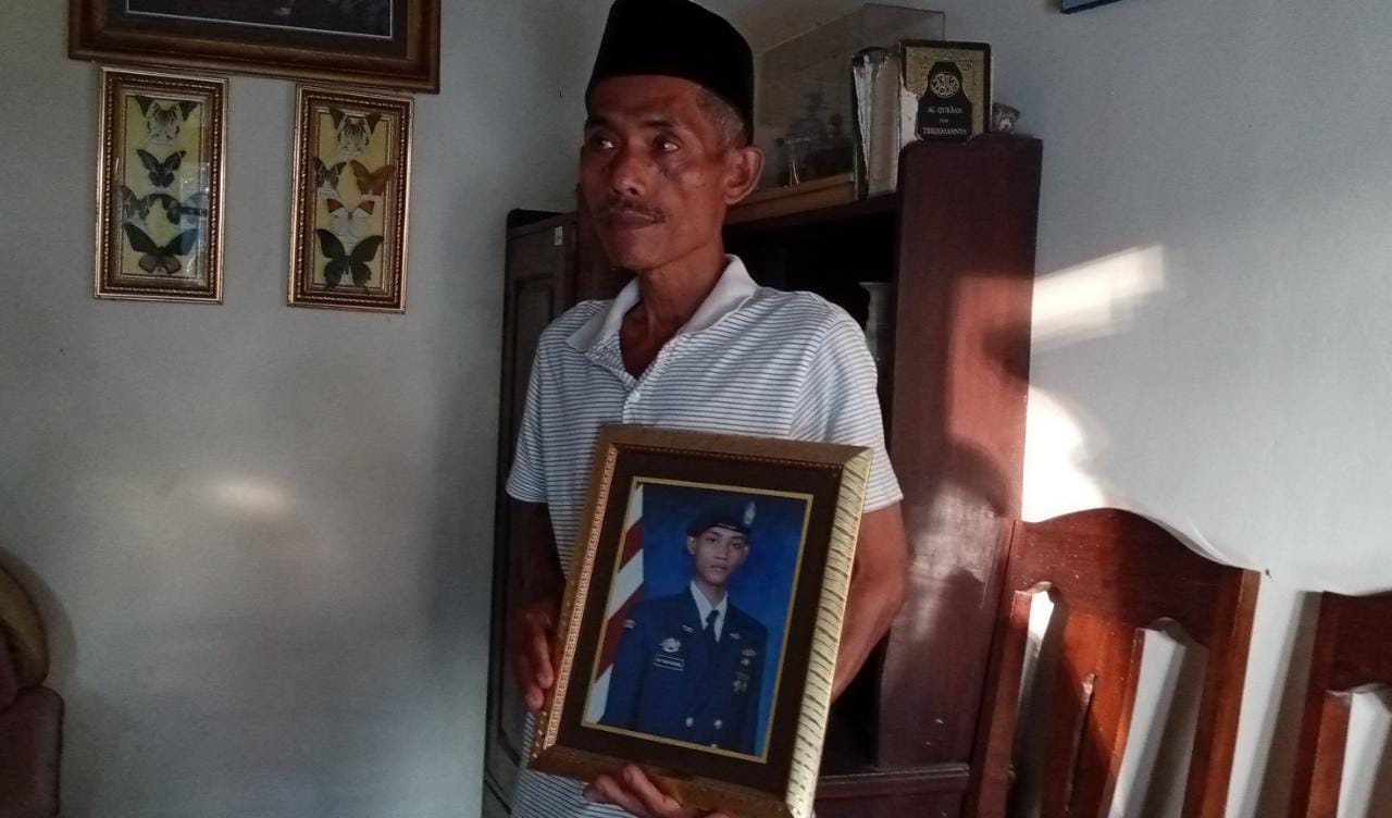 Matroji saat tunjukan foto anaknya.