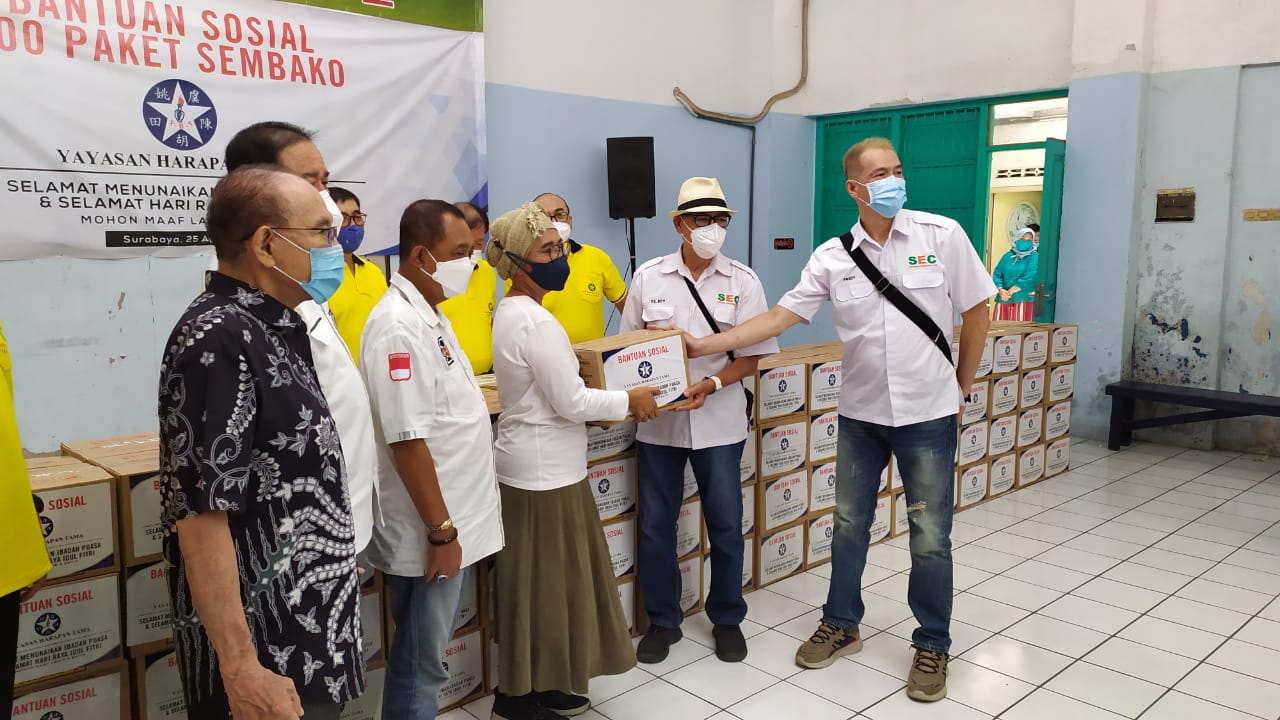 Wakil Wali Kota Surabaya, Armuji atau Cak Ji bersama Anggota Komisi XI DPR RI Indah Kurnia dalam kegiatan acara bantuan sosial dari Yayasan Harapan Tama Kota Surabaya