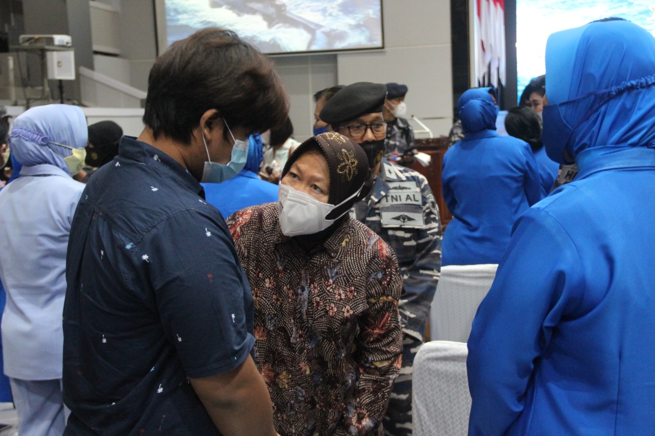 Tri Rismaharini saat memberikan semangat kepada keluarga awak Kapal Selam KRI Nanggala 402. 
