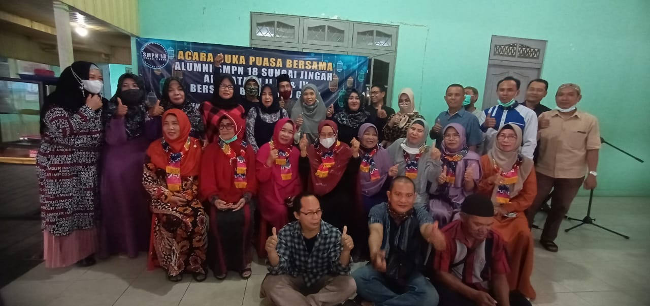 Suasana euni alumni SMPN 18 Sungai Jingah angkatan I - IV di depot Soto Yana Yani, jalan Sei Jingah, Banjarmasin Utara, Minggu (25/4).
