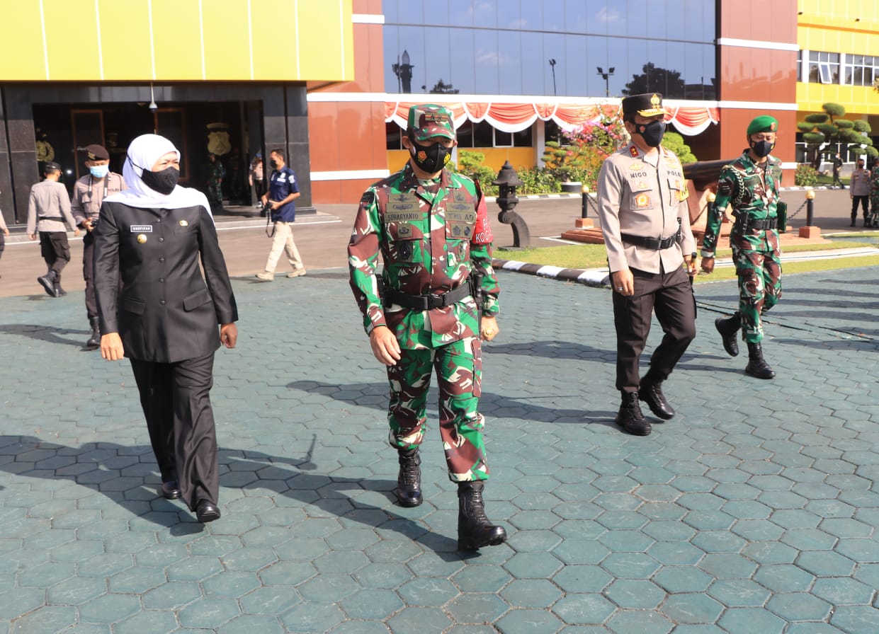 Gubernur Jawa Timur Khofifah Indar Parawansa, Pangdam V Brawijaya Mayjend TNI Suharyanto dan Kapolda Jawa Timur Irjen Pol Nico Afinta usai mengikuti Apel di Mapolda Jatim.