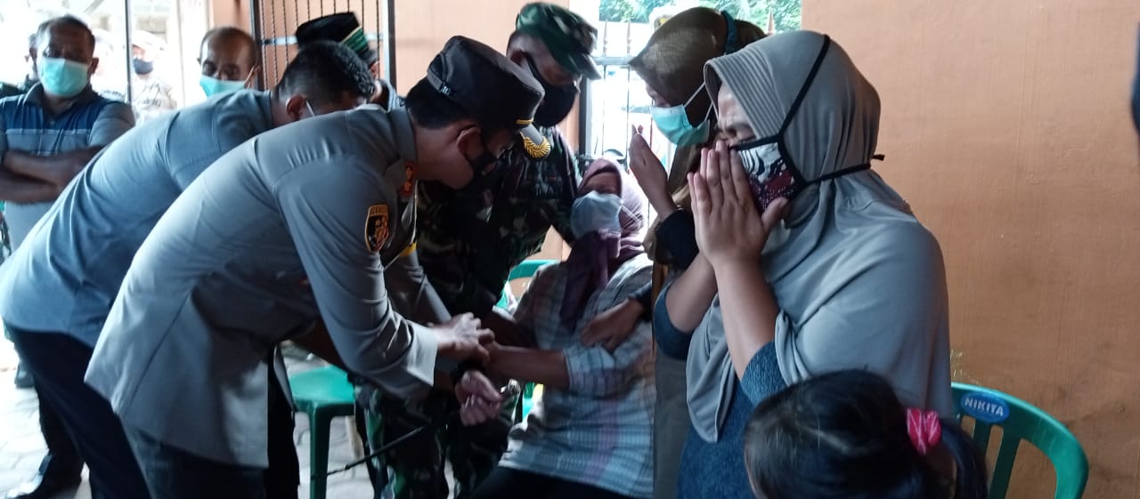Forkopimda Tulungagung Disambut Tangis Keluarga Korban KRI Nanggala 402.