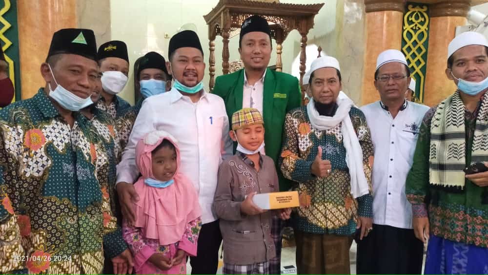 Bupati Gresik Fandi Akhmad Yani dan PCNU memberikan santunan kepada Yatim dan dhuafa, Senin (26/4/2021).