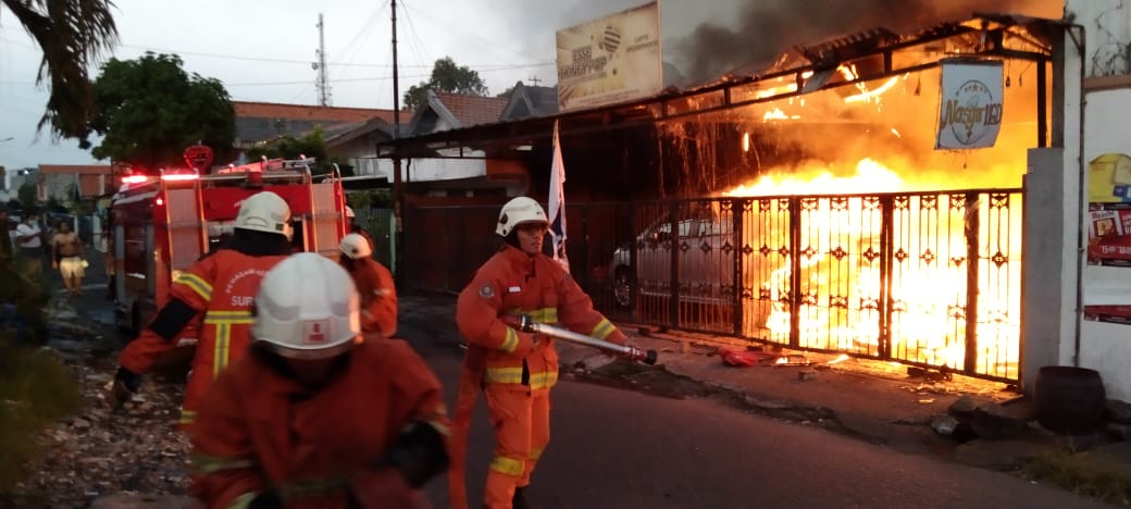 Cafe Brotherhood di Jalan Ketintang terbakar diduga akibat korsleting listrik. Foto: PMK Surabaya