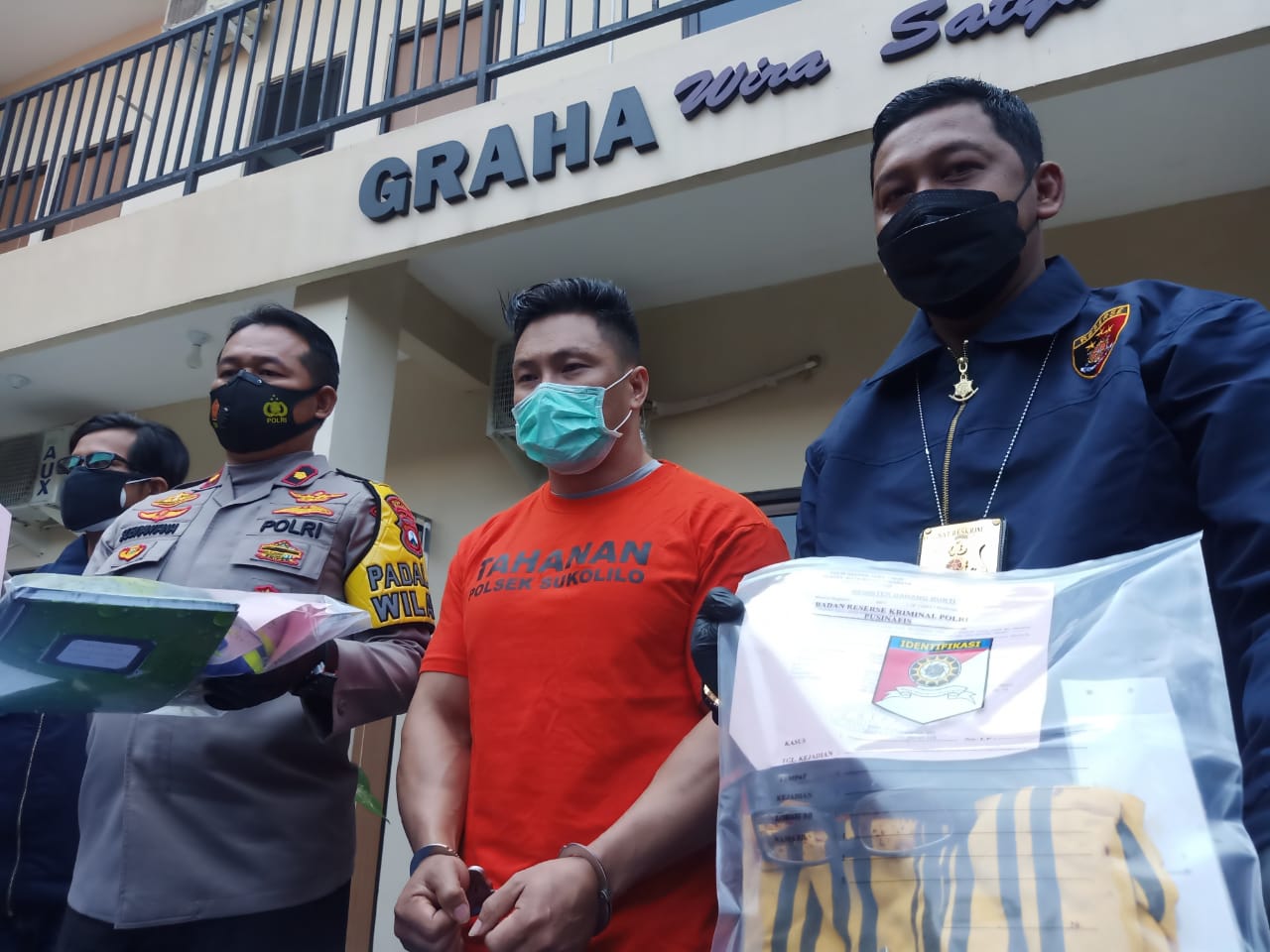 Eren (tengah) pelaku penusukan teman seprofesinya sampai meninggal dunia.