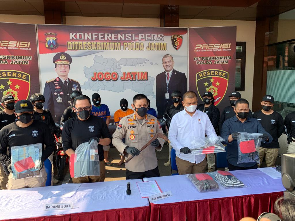 Polisi menunjukkan barang bukti tiga pelaku sindikat pencurian dengan modus pecah kaca. 