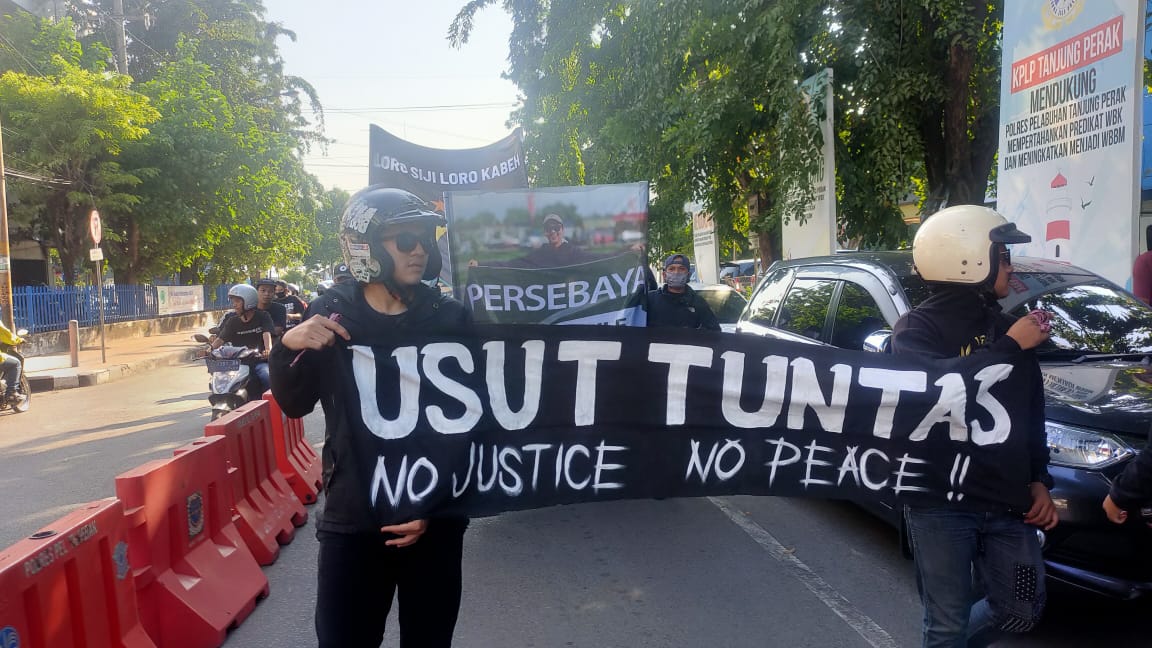 Rekan Zainal Fattah mendatangi Polres Pelabuhan Tanjung Perak Surabaya menggelar aksi solidaritas mendesak polisi mengusut tuntas kasus pengeroyokan.