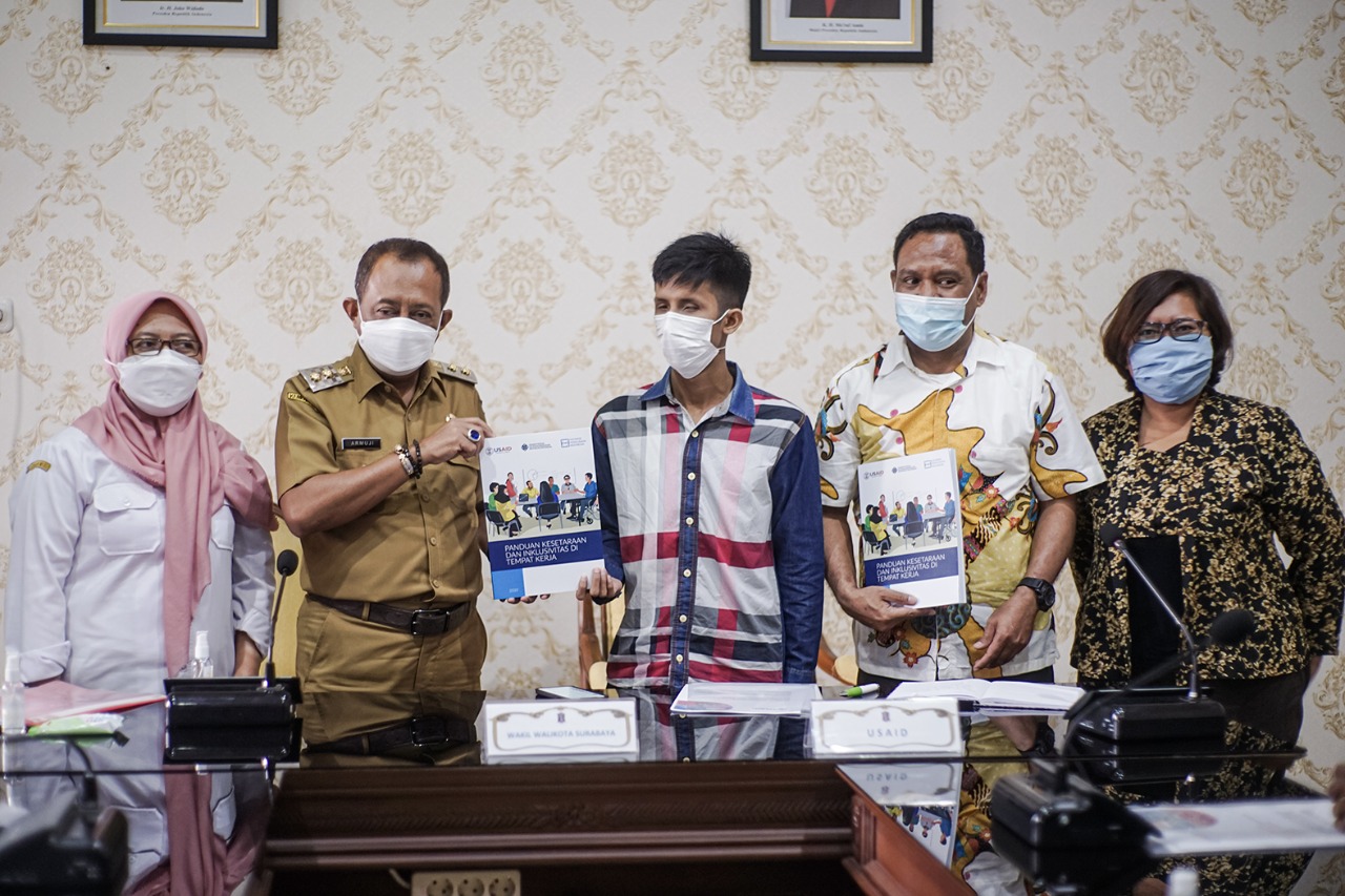 Cak Ji bersama perwakilan penyandang disabilitas, USAID, dan OPD pendamping di Ruang Sidang Sekda