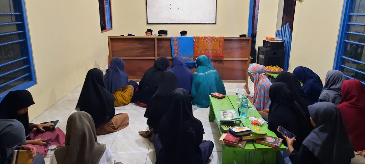 Pondok Pesantren (Ponpes) Zainal Abidin, Kecamatan Bungah Kabupaten Gresik menggelar peringatan Nuzulul Alqur’an dengan khataman Al’Qur’an, Tahlil, dan Doa bersama, Rabu (28/4/2021) malam.