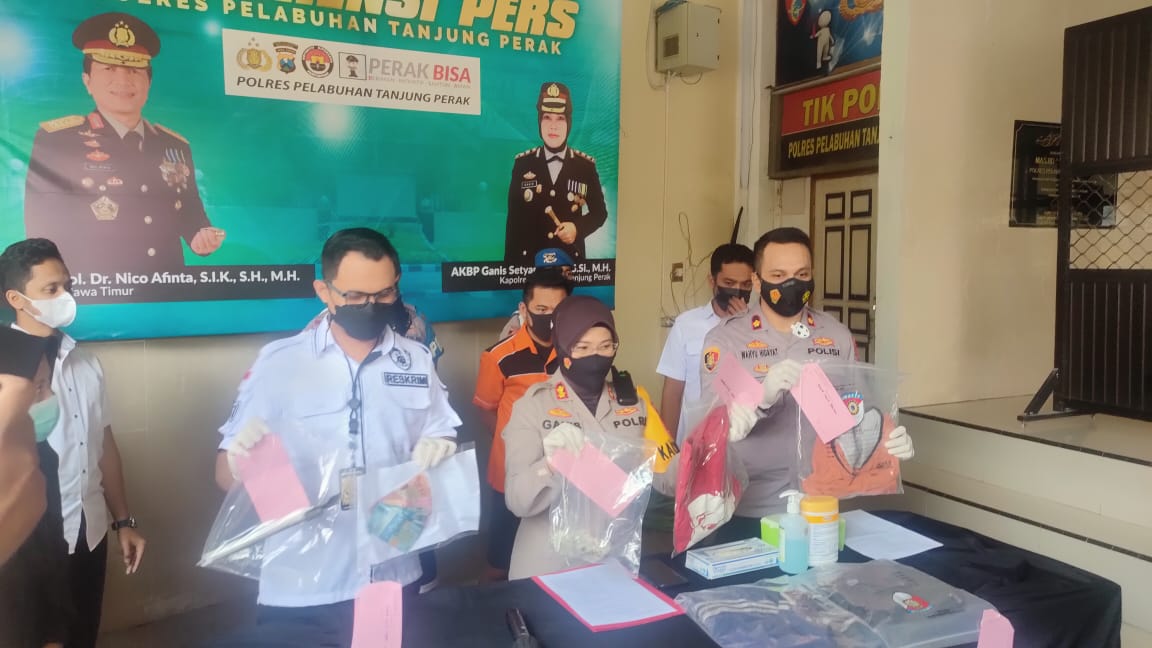 Polisi menunjukkan barang bukti kasus pengeroyokan hingga menyebabkan tewas di Mapolres Pelabuhan Tanjung Perak Surabaya, Rabu (28/4/2021). 