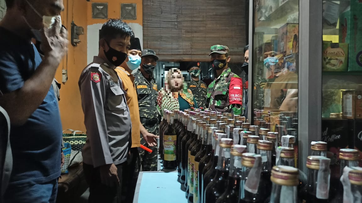 Polsek Manyar Gresik bersama tim gabungan saat merazia kios jamu dan STMJ yang kedapatan menjual miras tanpa ijin edar. 
