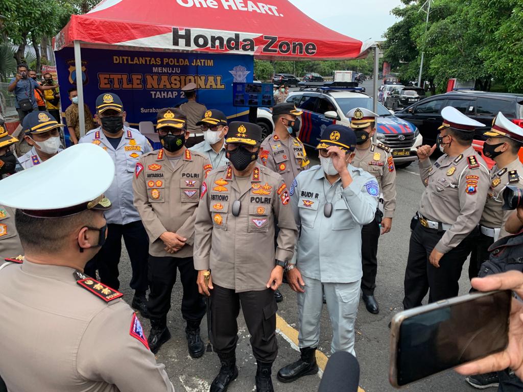 Kakorlantas Polri Irjen Istiono saat mengecek titik penyekatan di Bundaran Waru dekat Mal Cito, Surabaya, Kamis (29/4/2021).