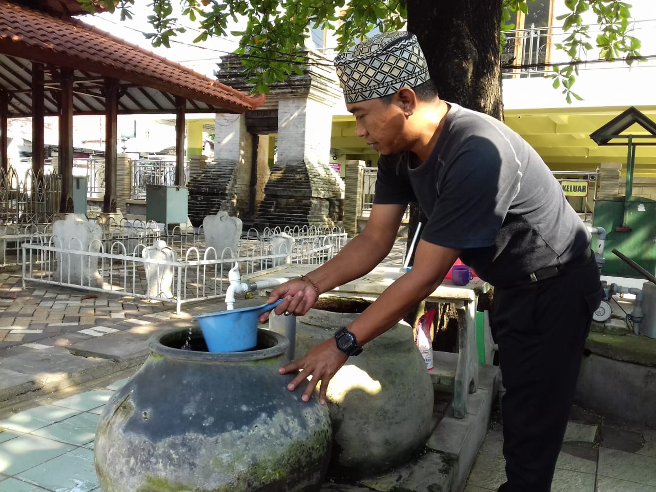 Air sumur yang ada di makam Syekh Maulana Malik Ibrahim Gresik dipercaya bisa menyembuhkan penyakit dan tidak pernah kering. 