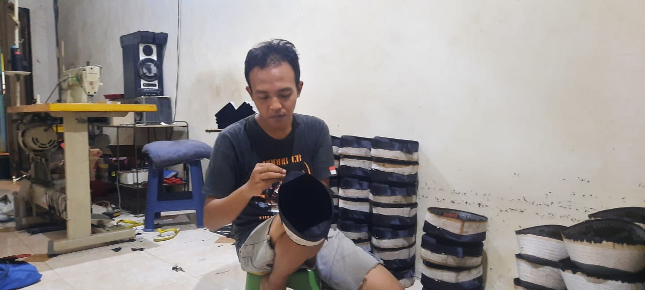 Pengrajin Songkok, Jamal menunjukkan produksinya, Senin (3/5/2021). Songkok produksi Gresik naik permintaannya ketika bulan Ramadan. 