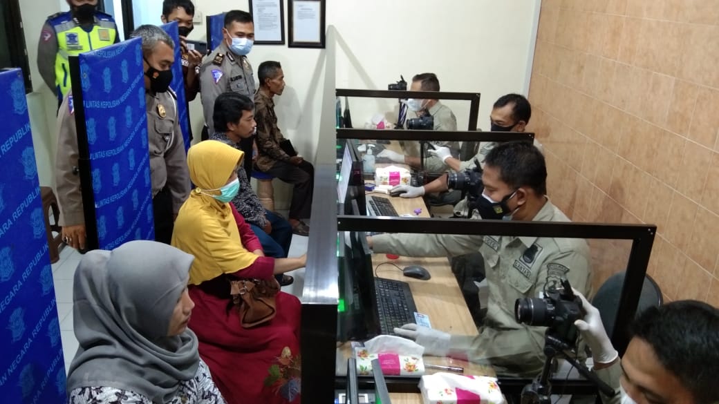 Keluarga awak KRI Nanggala saat pengambilan foto SIM.