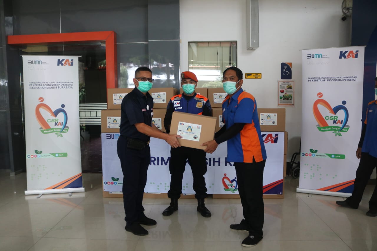 Executive Vice President PT KAI Daop 8 Surabaya Heri Siswanto, saat menyerahkan bantuan dari PT KAI secara simbolis kepada porter Stasiun Surabaya Gubeng