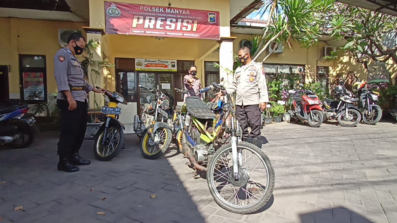 Barang bukti sepeda motor balap liar selama Ramadan di gelar di Mapolsek Manyar Gresik, Senin (3/5/2021). 