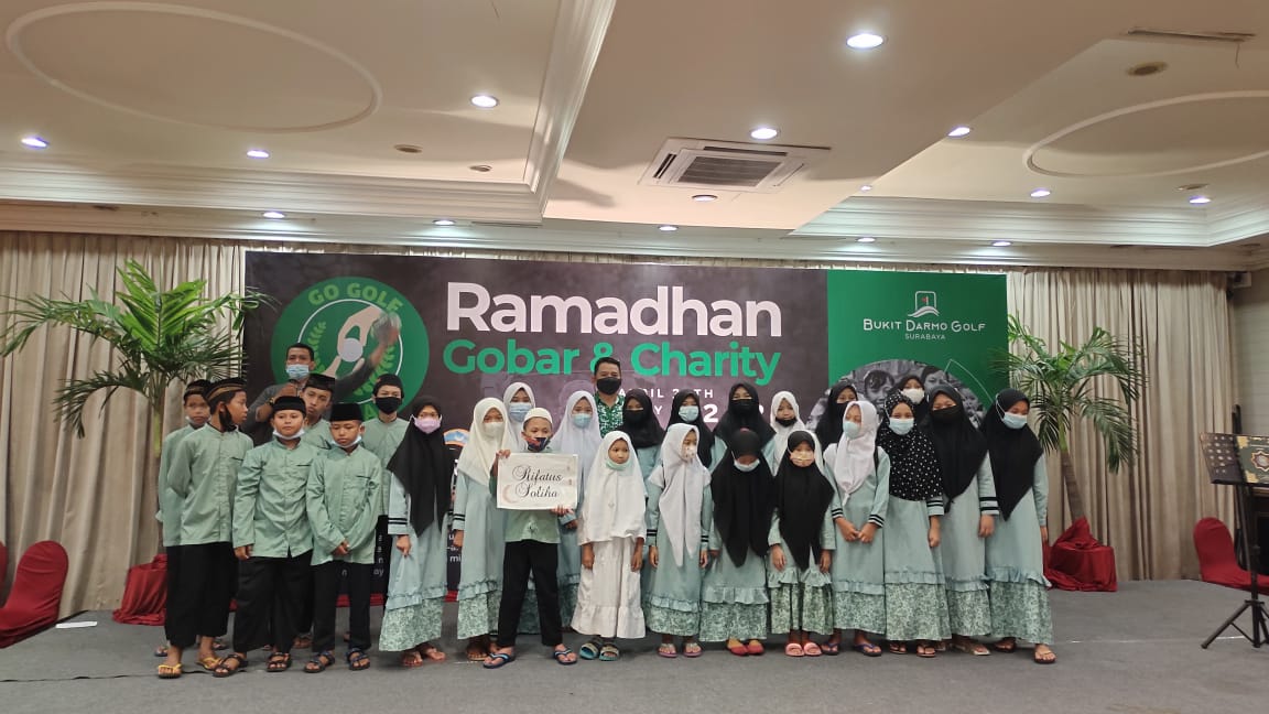General Manager BDG, Mifto Hadi bersama anak-anak panti asuhan
