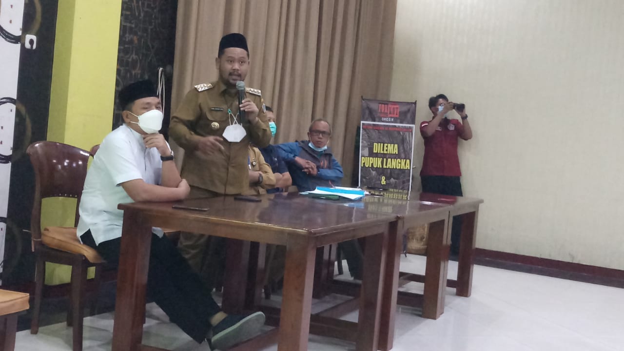 Bupati Gresik, Fandi Akhmad Yani saat berdialog dengan Lembaga Swadaya Masyarakat (LSM) Forum Kota (Forkot) Gresik, Senin (3/5/2021). 
