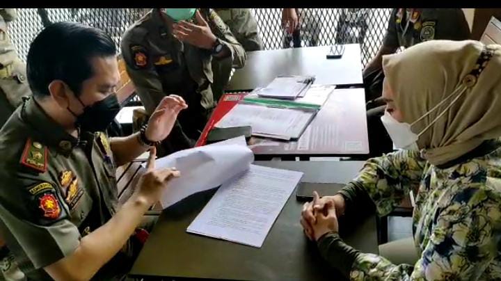 Anggota Satpol PP Tulungagung saat mengingatkan pengelola pusat perbelanjaan di Jalan Diponegoro.
