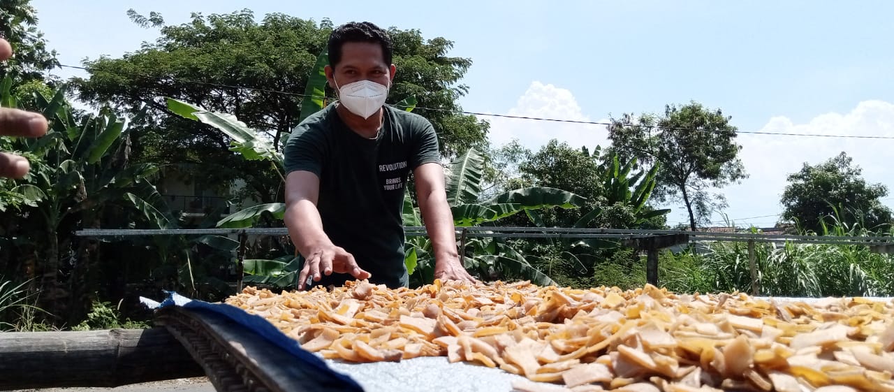 Tri Handoko, warga Kelurahan Sembung, Kabupaten Tulungagung, saat menata potongan kulit yang dijemur.