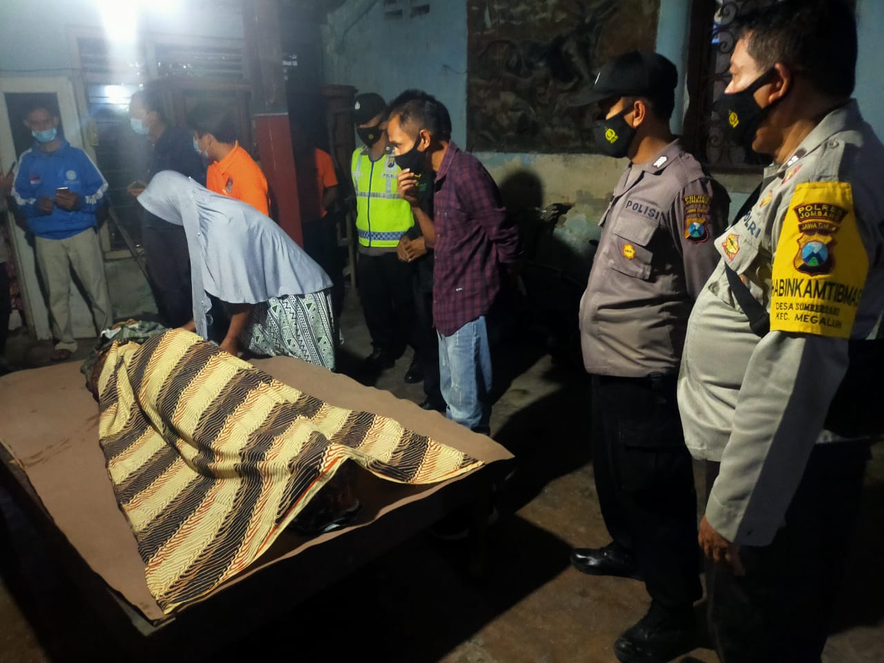 Jasad korban tewas akibat tersengat listrik alat jebakan tikus saat di rumah duka