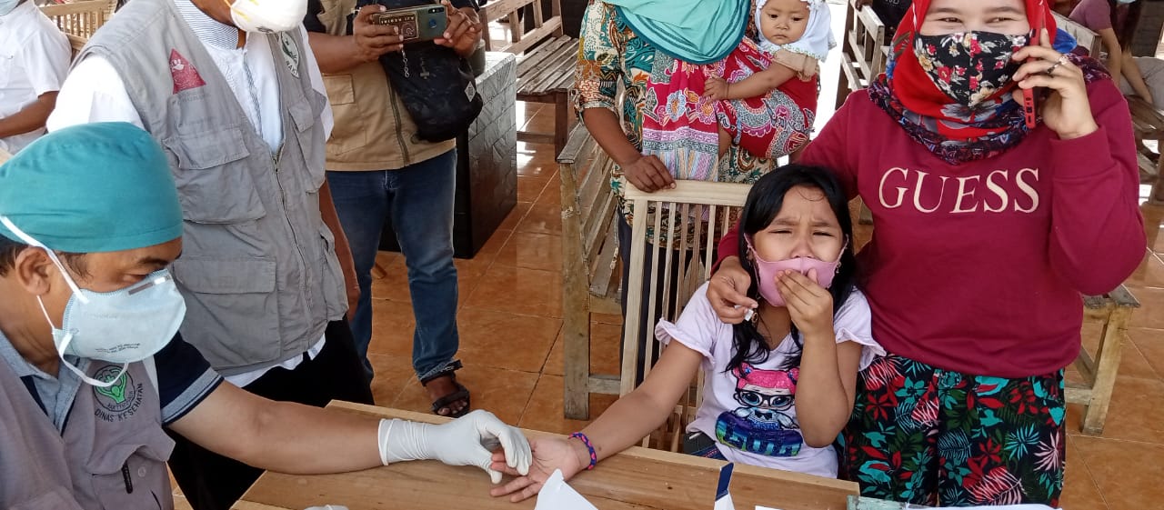 Petugas kesehatan saat melakukan tes Covid-19 di Tulungagung.