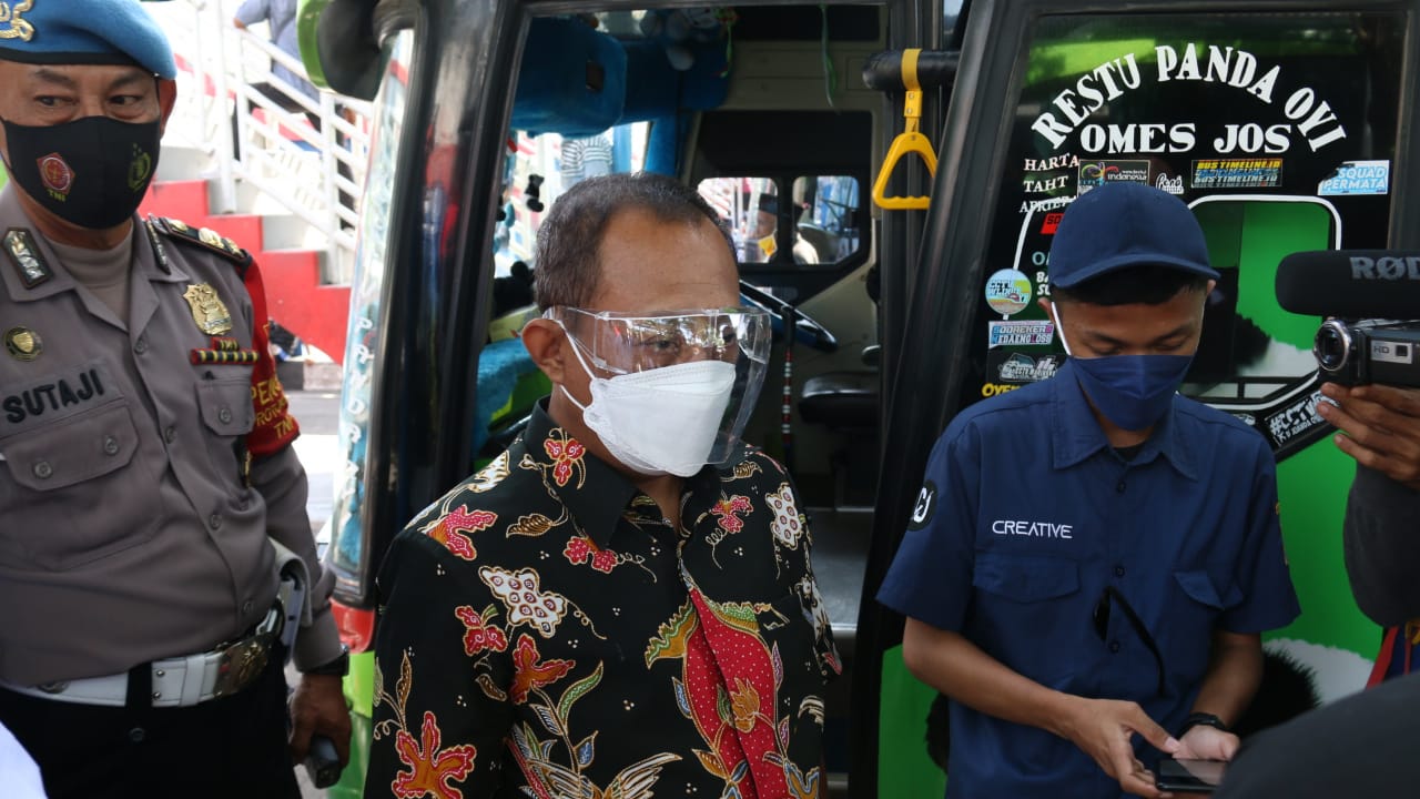 Wakil Wali Kota Surabaya Armuji atau yang akrab disapa Cak Ji mengecek persiapan armada bus di Terminal Purabaya.