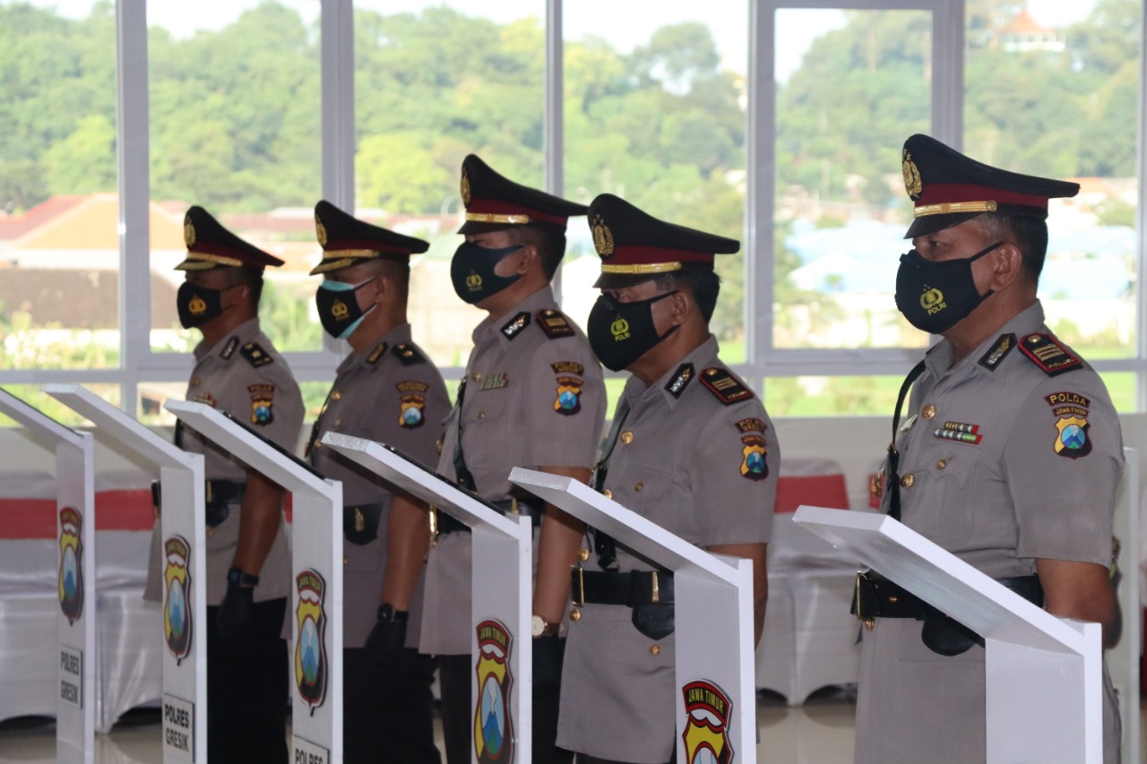 Kapolres Gresik AKBP Arief Fitrianto memimpin upacara serah terima jabatan empat pejabat utama (PJU) dan empat Kapolsek Jajaran di Aula Sarja Arya Racana Mapolres, Kamis (6/5/2021) 