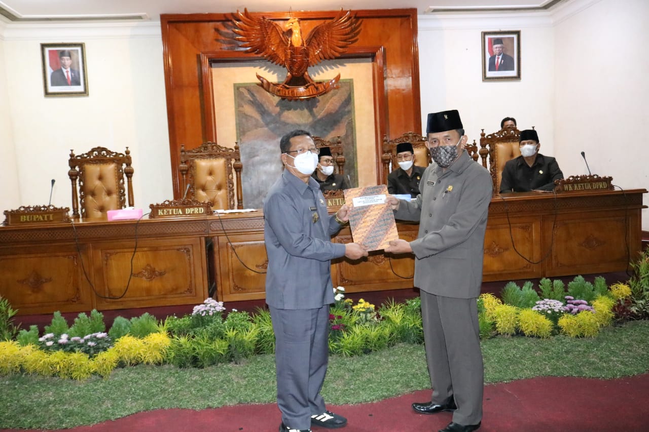 Penyerahan LKPJ Bupati Tulungagung dalam Rapat Paripurna DPRD setempat