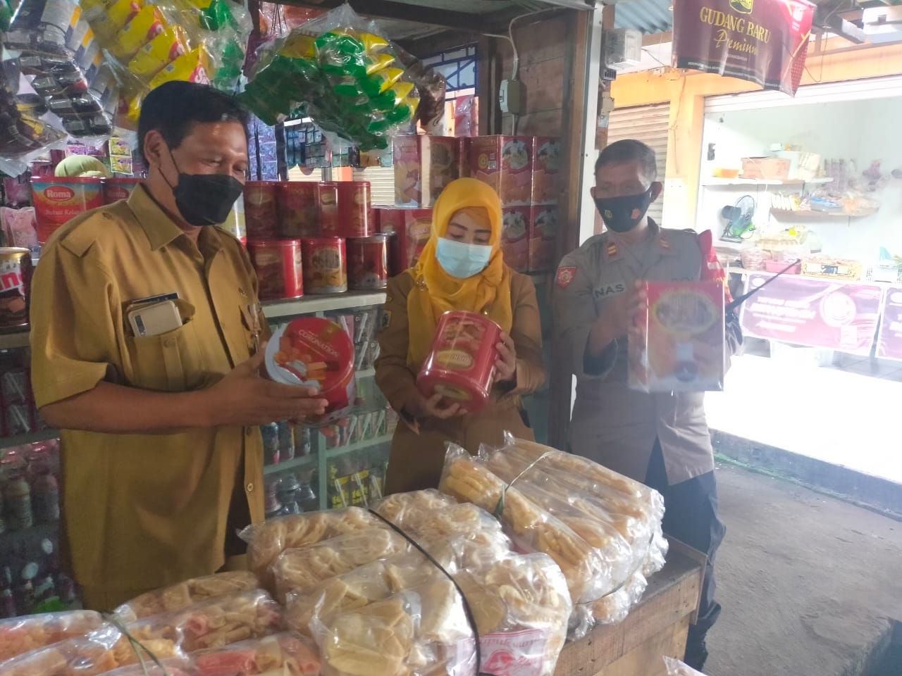 Forkopincam Kecamatan Kedamean melakukan sidak Mamin di pasar Kedamean, Gresik.