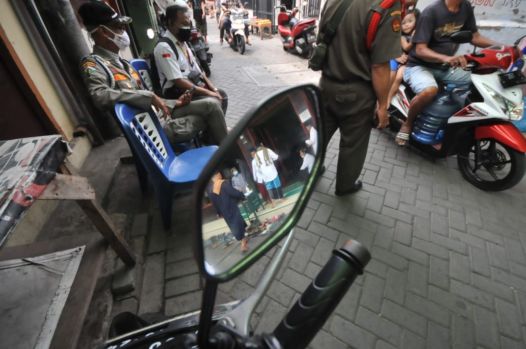 Anggota Polisi dan Banser menjaga Masjid Ibrahim di kawasan Gubeng Surabaya, Jumat (7/5/2021)