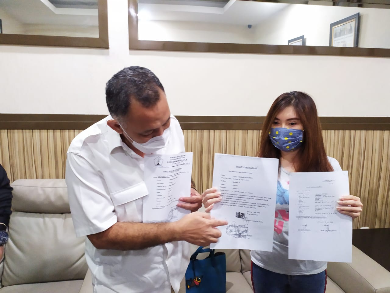 Linda bersama kuasa hukumnya Abdul Malik saat mengklarifikasi soal tanda tangan status jandanya.