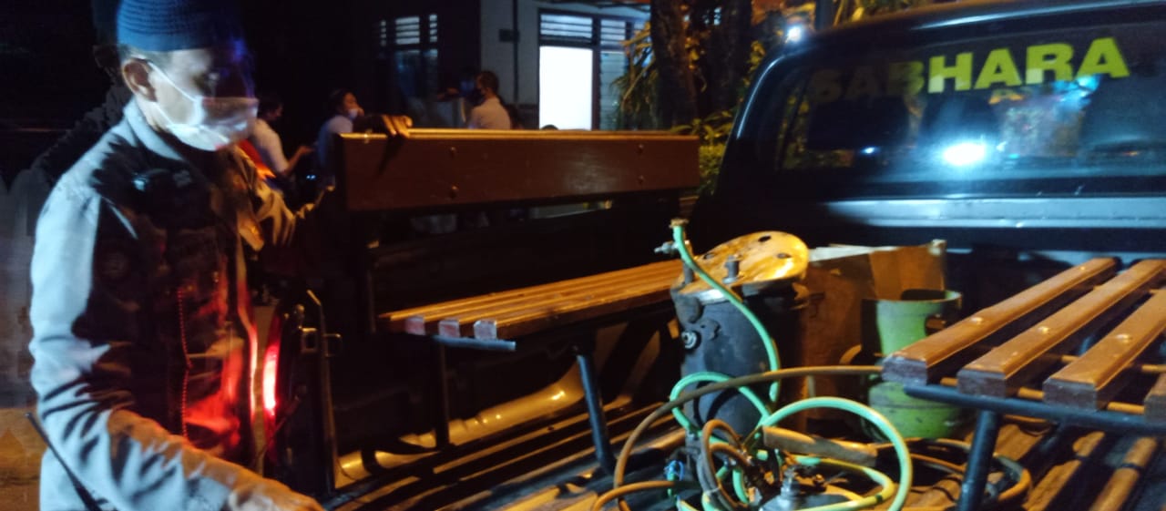 Ketel setrika uap yang jatuh di rumah Anjar.