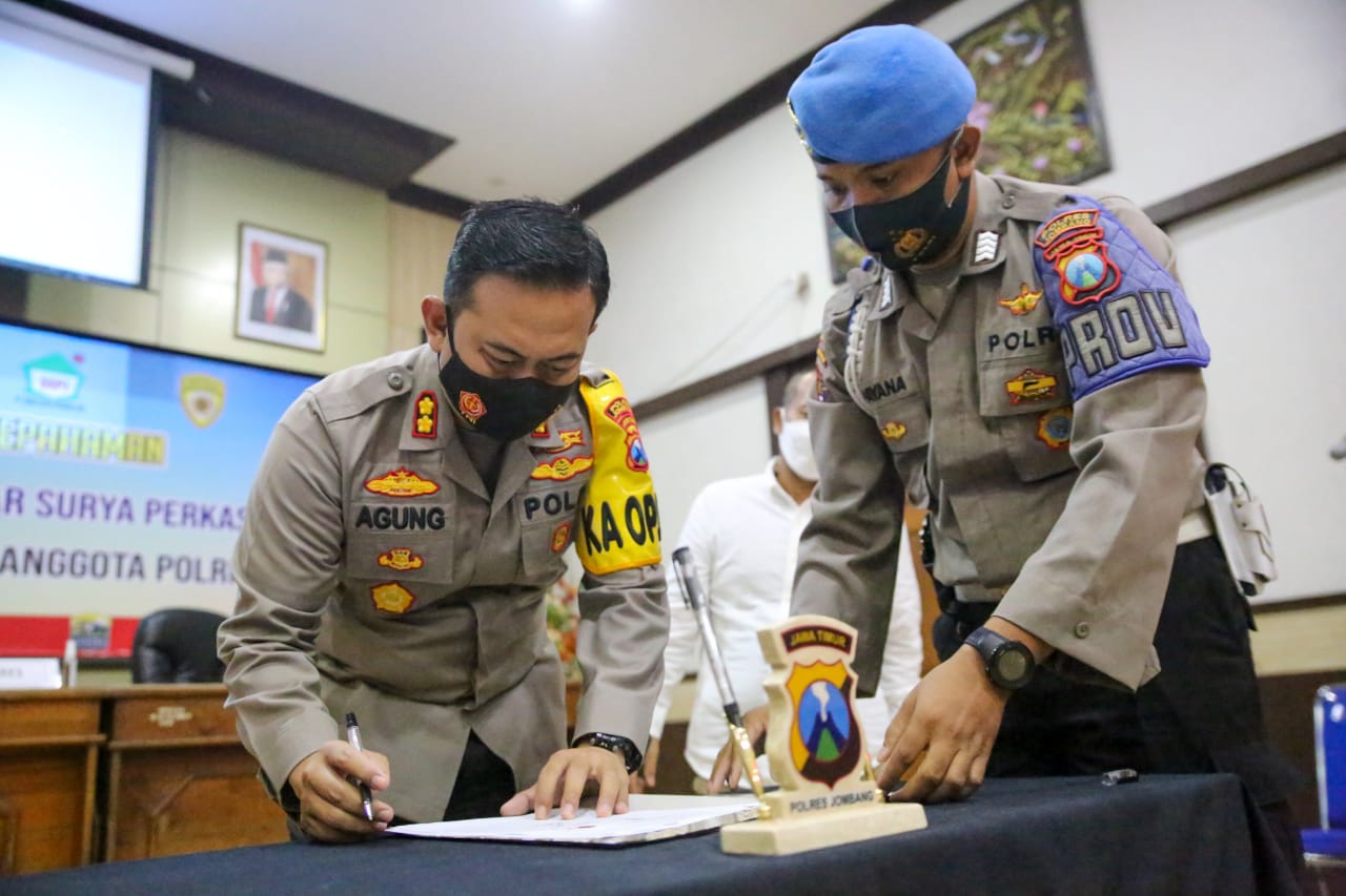 Kapolres Jombang AKBP Agung Setyo Nugroho saat menandatangani MOU perencanaan pembangunan rumah bersubsidi bersama Bank BTN dan Pengembang.