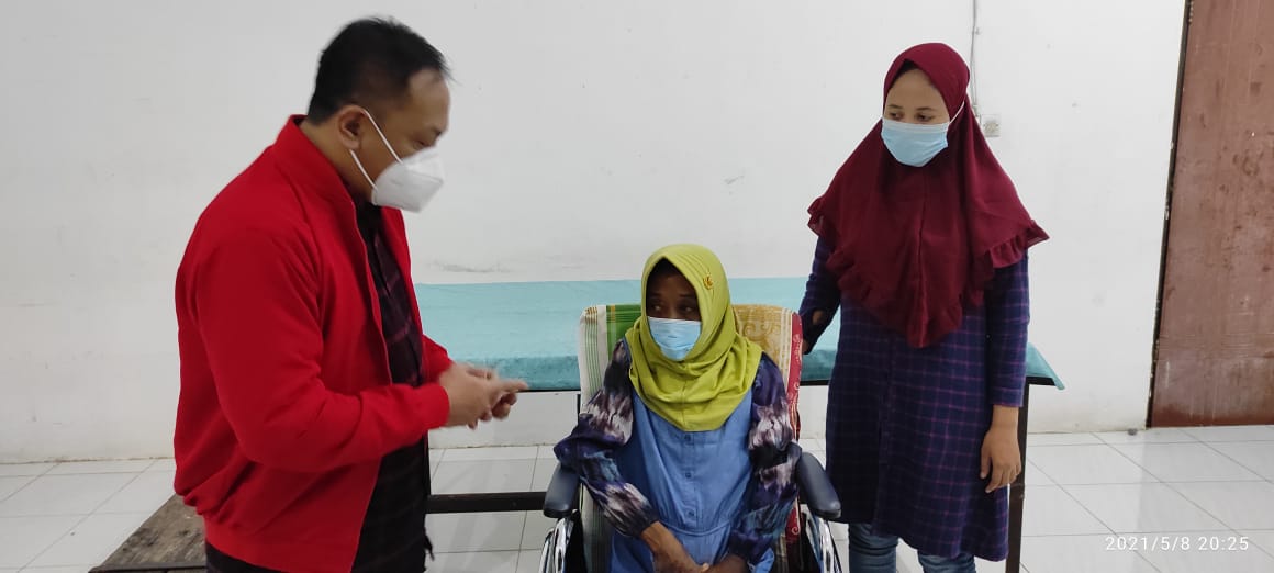 Wakil Ketua Komisi B, Anas Karno saat mendampingi korban ART yang di duga dianiyaya majikan