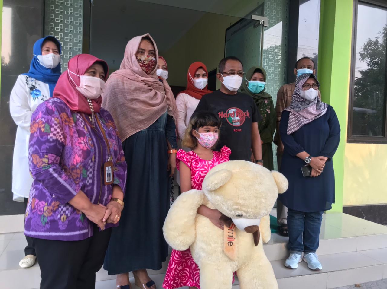 Wakil Wali Kota Surabaya, Armuji atau yang akrab disapa Cak Ji saat mengunjungi putri EAS, korban dugaan penganiyaan oleh majikan