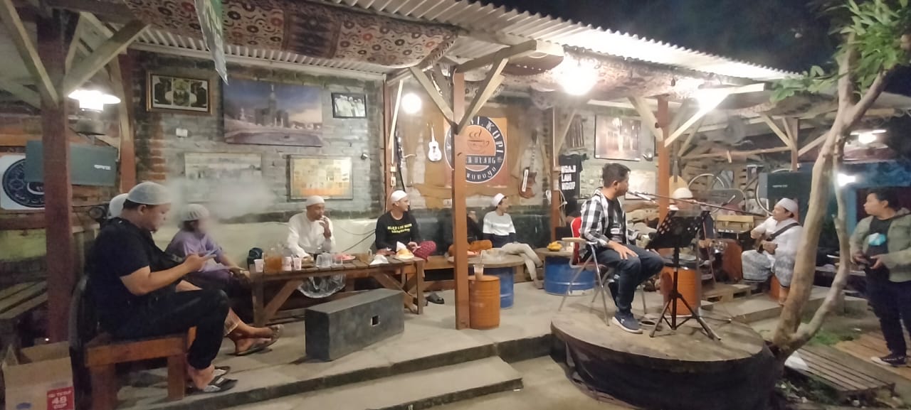 Habib Muhammad Assegaf saat berdakwah di warung kopi bersama kaum muda atau mileninal 