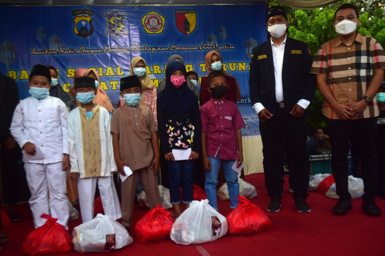 Ketua Karang Taruna Surabaya, Fuad Bernadi bersama Ketua Karang Taruna Kecamatan Mulyorejo saat memberikan bantuan kepada anak-anak diwilayah Kecamatan Mulyorejo.