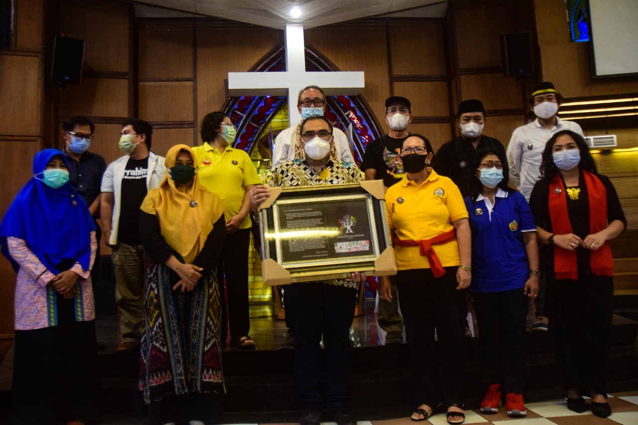 Sejumlah aktivis dari Komunitas lintas agama dan etnis, Forum Rumah Bersama Surabaya melakukan sejumlah kegiatan dengan tema “Menolak kekerasan Melalui Tuhan yang Berhati Ibu” untuk memperingati 3 tahun bom gereja di Gereja Kristen Indonesia (GKI) Diponeg