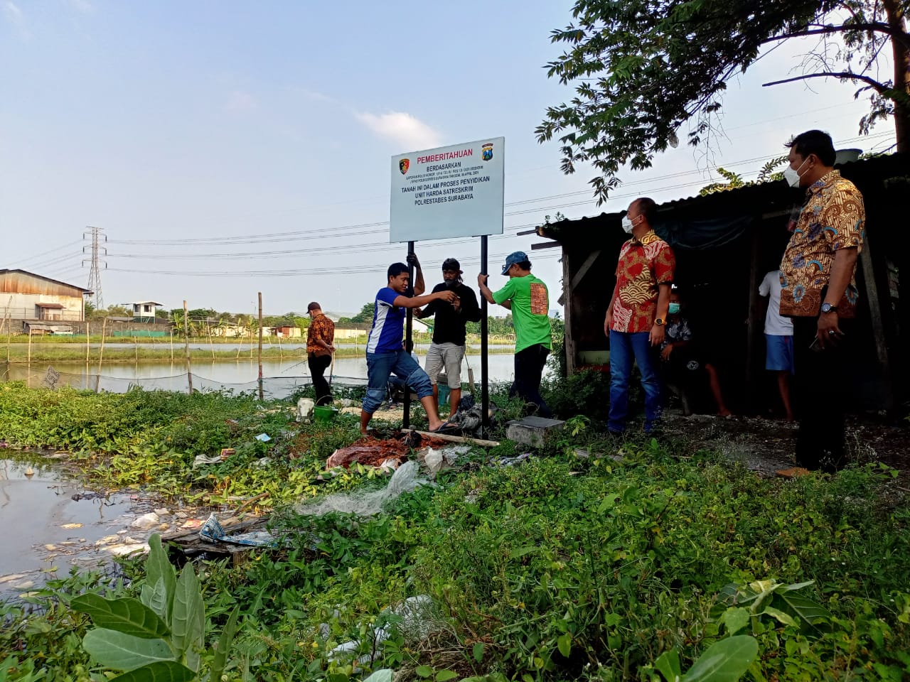 Garis polisi yang dipasang di tanah milik warga seluas 1,7 hektare di wilayah Manukan Wetan dan Kulon