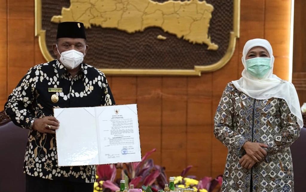Gubernur Jatim Khofifah Indar Parawansa dan Plt Bupati Nganjuk Marhaen Djumadi saat serah terima surat tugas di Gedung Grahadi, Selasa (11/5/2021) malam.