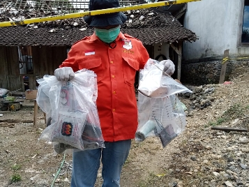 Brang yang dibawa dari lokasi kejadian ledakan petasan.
