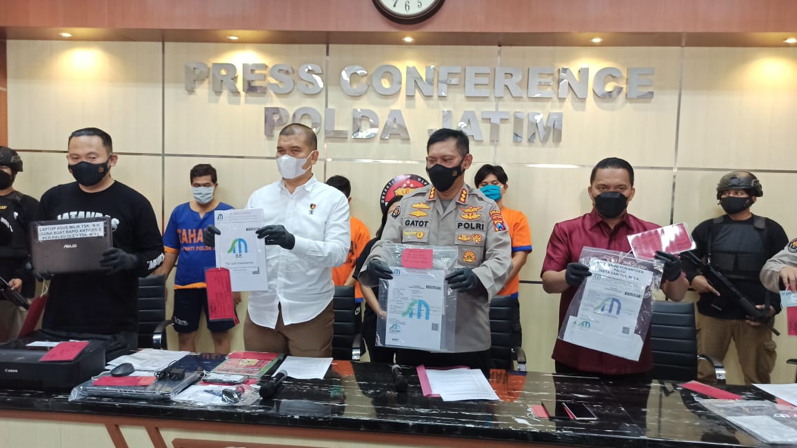 Polisi saat menunjukkan barang bukti pembuatan surat keterangan sehat Covid-19 palsu